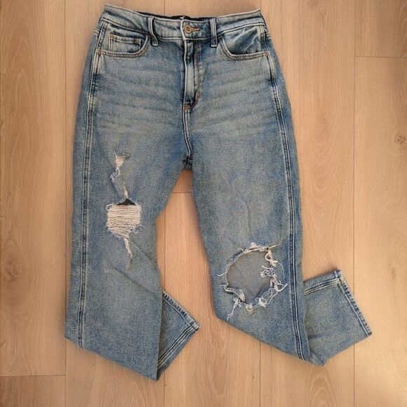 Hollister Ultra High-Rise Mom Jean - Picture 5 of 6